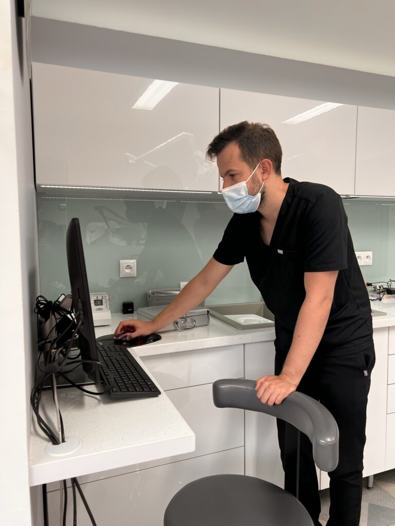 Co lekarz robi przed wizytą?